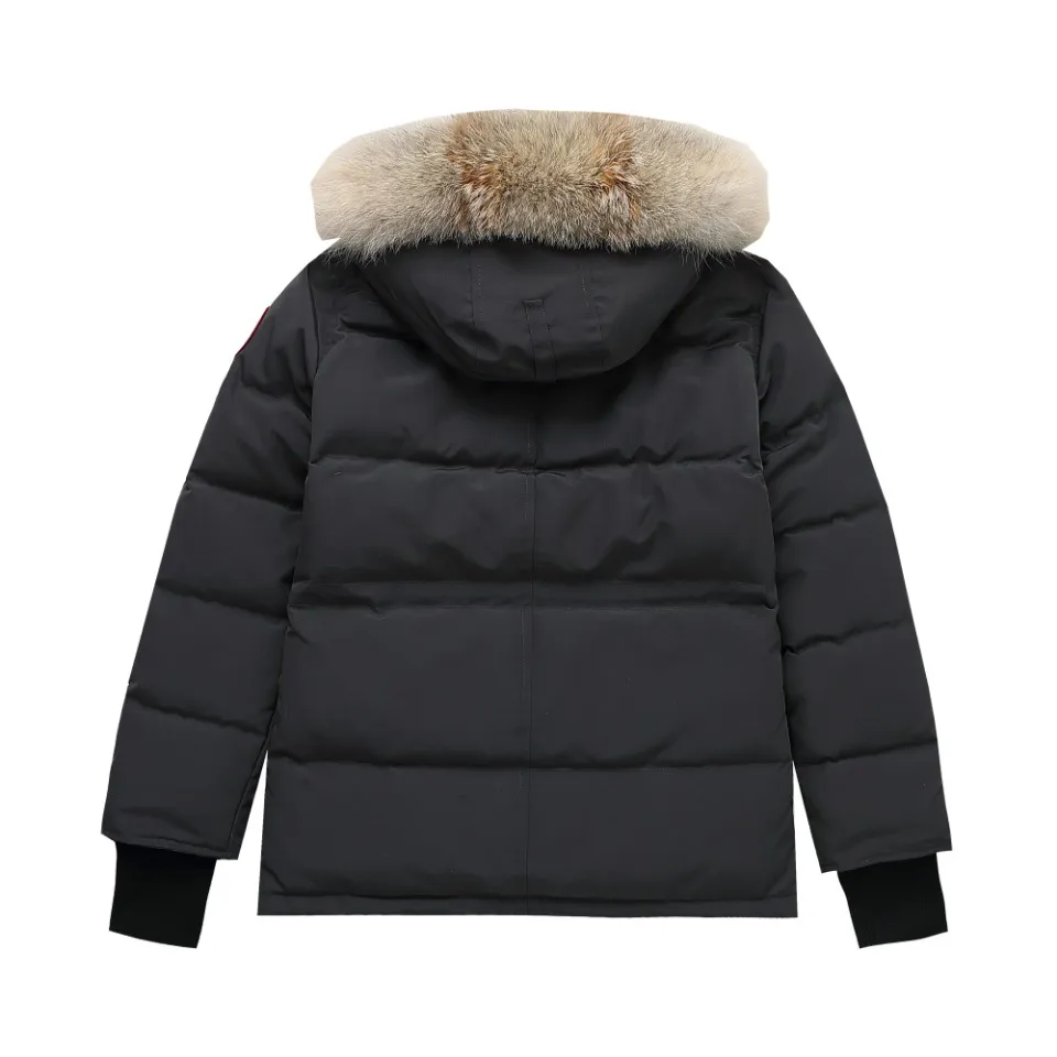 P840 Canada Goose Canada Goose #Expedition04 Parker, a treasure of Canadian origin! Limited supply worldwide! Canada Goose Model 04 is a top-notch couple model. The polar cold-proof outdoor series fur collar detachable hooded parka down jacket is the first Goose in 2024. I hope my partners will like it. Peak quality. I hope everyone can identify it together! The most popular cool items of the Big Goose family in 2024 are online. The same popular product of Yi Yang Qianxi is said to be a joint limited edition Big Goose that cannot be bought in autumn and winter. If you dislike the sameness of the Big Goose in the past, then this model will definitely give you a different experience! This year's most powerful couple's collection for autumn and winter is online, a top-notch luxurious ready-to-wear style, paired with an outdoor warm down jacket with great style and charm! The most standard and classic items of the Daye family in the past two years are equipped with unique reflective stripes for embellishment, which further shows the high-end fashion performance effect. With the embellishment of hardware buckles, it has excellent performance effect. The upper body is clean, simple and elegant, even for urban leisure. It is suitable for various occasions. Designed with large pockets, this model has a large capacity and is equipped with reflective stripes, making it safer at night. It is suitable for various adventure activities. It is made of windproof and waterproof technical materials. The interior is filled with full white duck down, which is absolutely cold-proof and warm. It also has a stand-up collar design and fine fluff at the collar, with meticulous attention to detail! The charm of this model is also more spiritual, and the upper body has more temperament and specifications. It perfectly shows the ultra-high standard of fashionable performance of this model, integrating outdoor and life, and you can even create high-street wear! The most pinnacle limited-edition goose that we have presented so far, both in terms of design and detailed materials, it is completely outstanding. The grand and evergreen version design is matched with cool reflective elements. The overall appearance can be said to be quite high, and it has that kind of powerful outdoor performance! It combines high-end casual attributes with high-street style. It is high-grade, domineering, warm, and beautiful. The visibility of the upper body is quite strong, and the configuration of the owl element is highly brand-recognizable. The overall brand performance and visual effects are fully enhanced, and it also has the high-end sense of fashion and fashionable performance. It is a must-buy product because this is the most awesome down brand on the earth and one of Canada's three national treasure brands. It is also a very sentimental down luxury brand. In the field of polar cold-proof clothing, goose has made an irreplaceable contribution.. SIZE: XS S M L XL XXL Color: black, off-white, red, navy blue, gray
